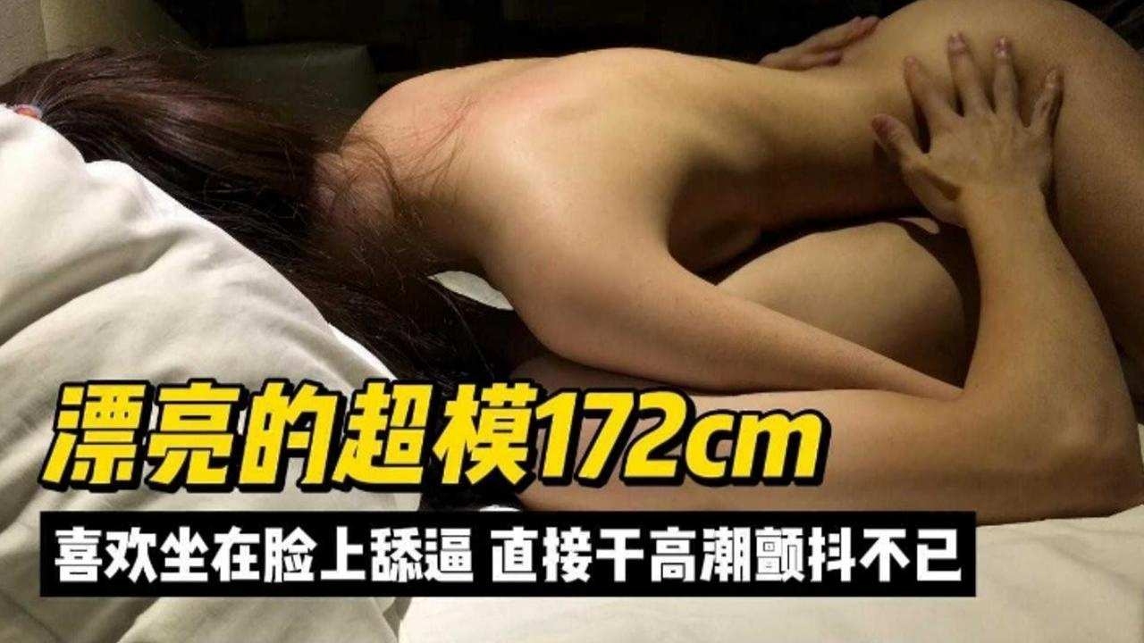两个小妮子露脸脱光了躺床上等待大哥宠幸,全程露脸让大哥吃奶玩逼,口交大鸡巴,床上各种体位抽插爆草好骚